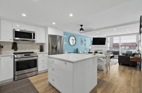 Gastown Condo | Stylish 2BR + Den & Huge Private Patio | Free Parking | Pet Friendly
