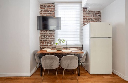 Shaughnessy Village Apartment | Stylish 3BR downtown Montreal