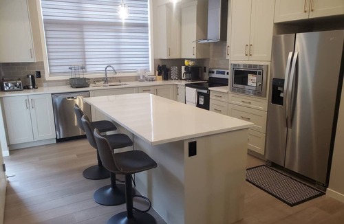 Southeast Calgary House | Stylish 4BR/5BD/2.5BT/AC/Remote Work Setup/Indoor Games & Lake Access