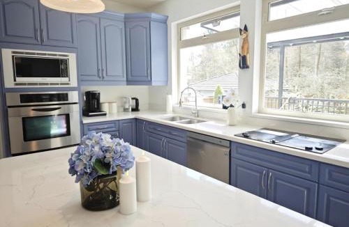 Burnaby Villa | Stylish 5BR Entire House Near Vancouver Sleeps 8, Free Parking
