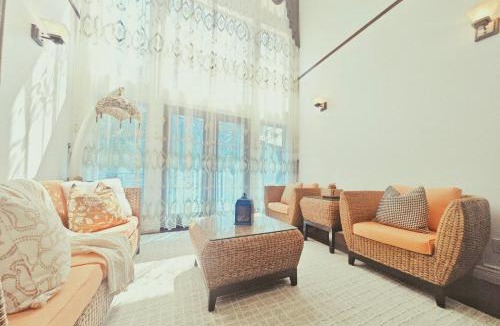 Burnaby Villa | Stylish 5BR Entire House Near Vancouver Sleeps 8, Free Parking