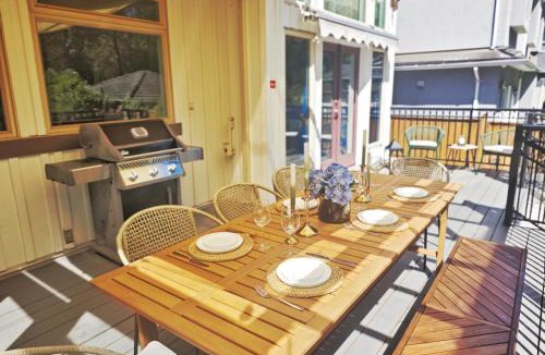 Burnaby Villa | Stylish 5BR Entire House Near Vancouver Sleeps 8, Free Parking
