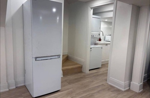 Whitby House | Stylish Basement Studio Near Whitby Waterfront