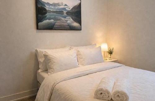 St. Lawrence Apartment | stylish Condo CN Tower View Near St Lawrence for 4