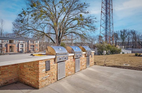 Clayton Apartment | Stylish, Cozy 2BD Apt Near DT Clayton | Pool | Gym