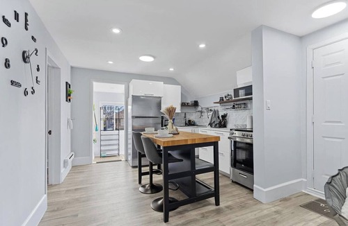 Walkerville Apartment | Stylish Duplex in Vibrant Little Italy, WIFI, USA