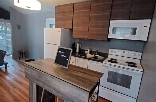 Old Ottawa East Apartment | Stylish home, perfect to explore Ottawa