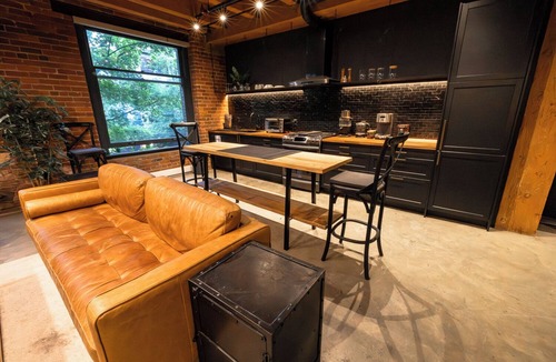 Chinatown Apartment | Stylish Industrial Loft Historic Gastown