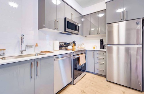 Niagara Falls Apartment | Stylish & Relaxing Retreat, 6 Minutes to Niagara Falls!