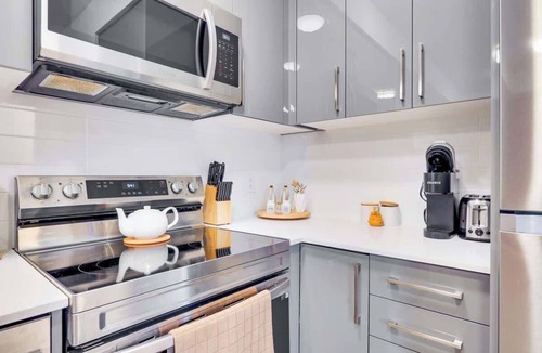 Niagara Falls Apartment | Stylish & Relaxing Retreat, 6 Minutes to Niagara Falls!