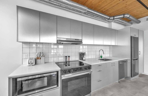 East Village Apartment | Stylish River View Suite, Sauna, Stampede Walk