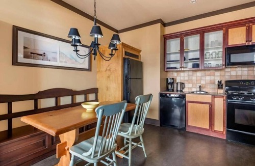 The Blue Mountains Hotel | Stylish Room Near Blue Mountain Village with Fireplace, Balcony & Kitchen