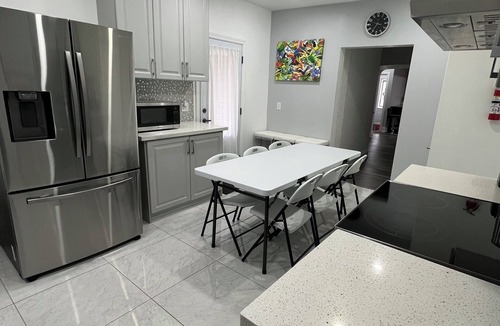 Niagara Falls House | Stylish Spacious Comfy - Minutes to Falls & Casino - Fits 13