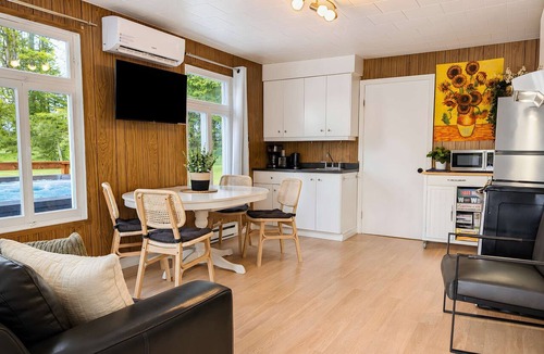 Saint-Tite-des-Caps Ski Chalet | Stylish-Vintage Refuge near Massif & MSA with Spa