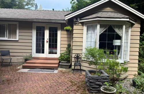 Edgemont Apartment | Suit near Grousmountain