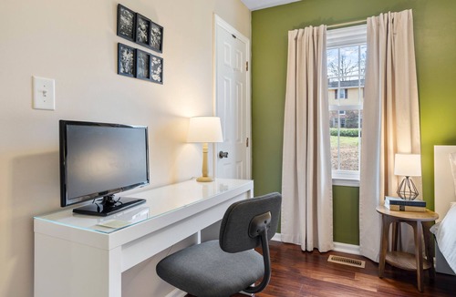 East Raleigh House | Summer Weekends Open| King w/Crib | Free Parking