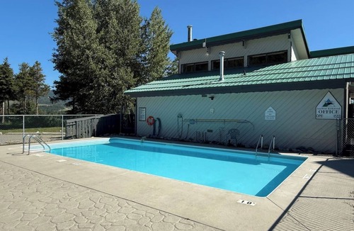 East Kootenay House | Summit View I | Pool · Views · Sleeps 8