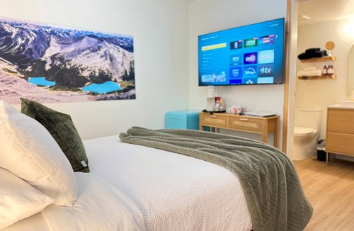 East Kootenay Hotel | Summit View II Bed & Bath | Pool · Private · Sleeps 2