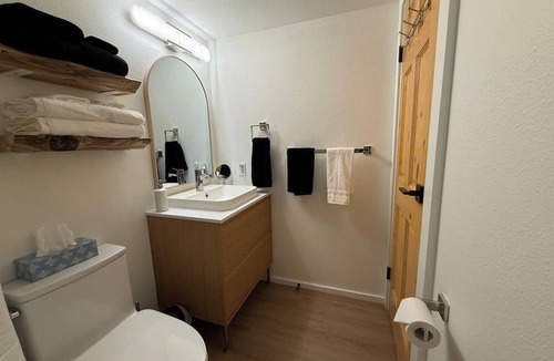 East Kootenay Hotel | Summit View II Bed & Bath | Pool · Private · Sleeps 2