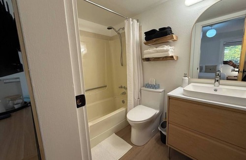 East Kootenay Hotel | Summit View II Bed & Bath | Pool · Private · Sleeps 2