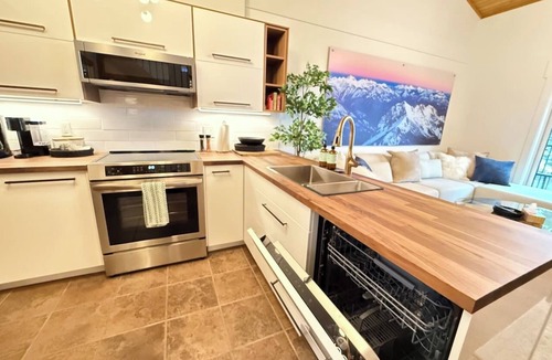 East Kootenay House | Summit View II | Pool · Views · Sleeps 6