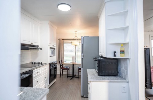 Lambton Shores Apartment | Sun & Surf Suite - 1 Bedroom Apartment