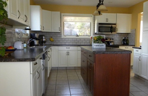 Central Okanagan House | Suncrest Suite - POOL & SPECTACULAR LAKEVIEWS