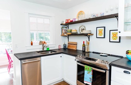 Kingsport House | Sunflower Cottage-Cosy Family Beach Cottage