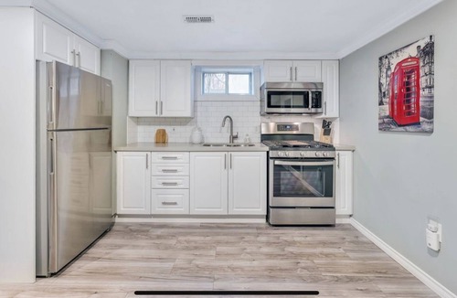 Whitby House | Sunny backyard retreat 5 min from train