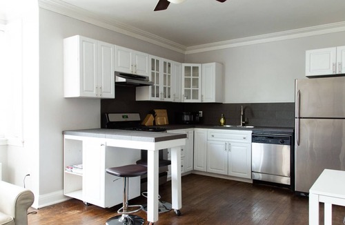 Parkdale House | Sunny One Bedroom With Parking