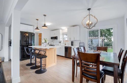 Pointe aux Roches House | Sunny Shores Getaway 3BR2bApool