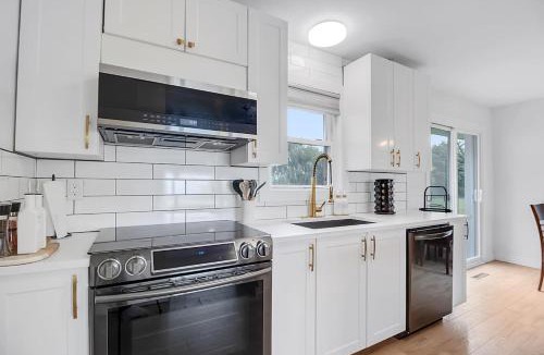 Pointe aux Roches House | Sunny Shores Getaway 3BR2bApool