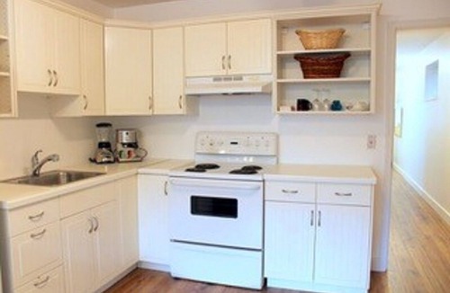 Grandview-Woodland Apartment | Sunny & Spacious One Bedroom Garden Suite