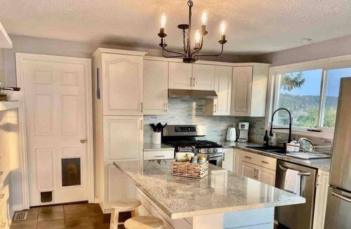 Colwood House | Sunrise Escape - Close to the BEACH!