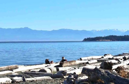 Colwood House | Sunrise Escape - Close to the BEACH!