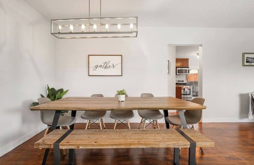 Northwest Calgary House | Sunshine Retreat 3-BDRMUpper Unit w AC & Patio