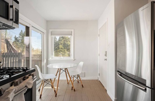 Northwest Calgary House | Sunshine Retreat 3-BDRMUpper Unit w AC & Patio