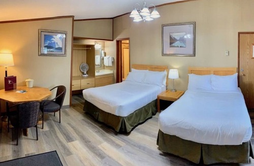 Sunwapta Falls Cabin | Sunwapta Falls Rocky Mountain Lodge