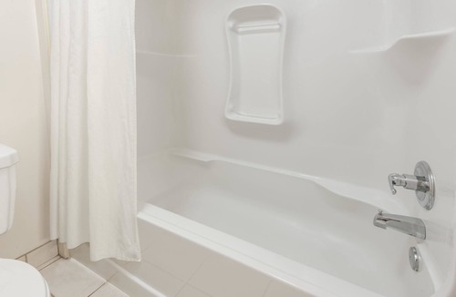 Northwest Edmonton Hotel | Super 8 by Wyndham Edmonton/West