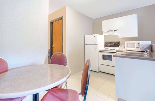 Golden Hotel | Super 8 By Wyndham Golden
