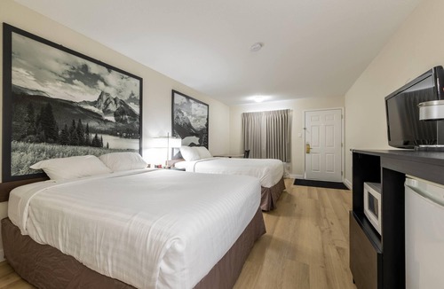 Golden Hotel | Super 8 By Wyndham Golden