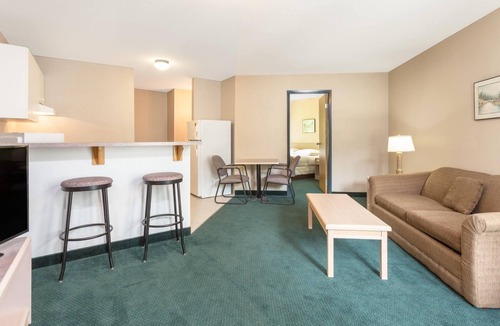 Golden Hotel | Super 8 By Wyndham Golden