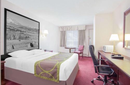 South Lethbridge Hotel | Super 8 by Wyndham Lethbridge