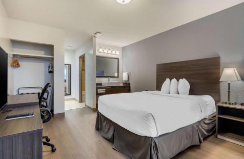 Kingsland Hotel | Super 8 by Wyndham Macleod Trail Calgary