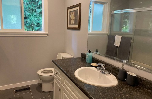 Bradner House | Superb 3-bedroom farmhouse in Abbotsford