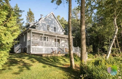 Mont-Tremblant Cottage | Superbe Cottage on the lake, surrounded by trees and mountains.