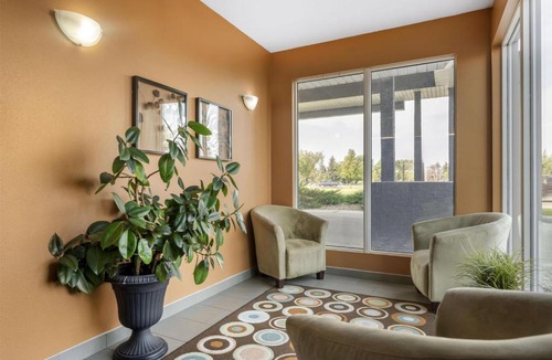 South Lethbridge Hotel | SureStay Plus Hotel by Best Western Lethbridge