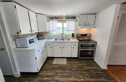 Deep Hole House | Surf & Wind- Fire Pit, Fenced in Yard