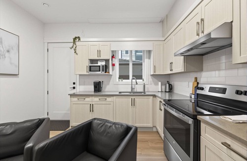 Fleetwood House | Surrey Modern Private 1 Bedroom Suite with Kitchen