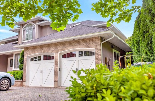 Newton Apartment | Surrey Two Bedroom Suite with Pool Access
